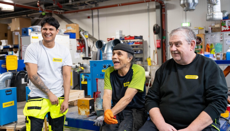 GUTTA PÅ GØLVET: I Ramirentrapporten forteller hele 76 prosent av respondentene at arbeidsplassen blir triveligere når det både jobber menn og kvinner på jobb. Dette treffende illustrasjonsbildet er tatt hos nettopp Ramirent.
