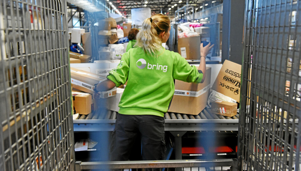 Maren Lund sorterer pakker ved avkastet ved Posten og Brings logistikksenter i Trondheim.