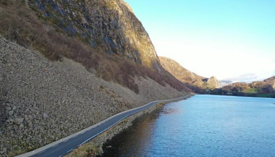 RASSIKRING: Veistrekningen ved Bergsura, der veien skal utvides på sjøfylling og det skal bygges skredvoll.