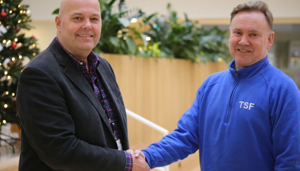 NYTT MEDLEM: Geirr Tangstad-Holdal (t.h.), daglig leder i TSF, ønsker André Waage, Head of department Asfalt i NCC Industry velkommen som medlem av Trafikksikkerhetsforeningen.