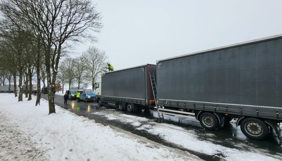 PÅ TAKET: Sjåførene ble ilagt kjøreforbud til snø og is var fjernet fra biler og tilhengere.