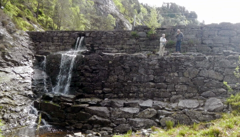 FØR: Foto av demningen før utbedringen.