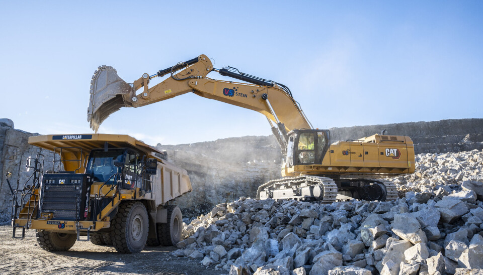 LASTING: Den nye Cat 390 gravemaskinen laster to Cat 775G tipptrucker på Sviland i Sandnes