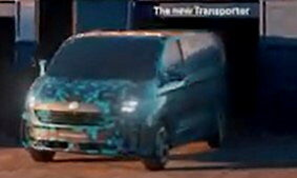 GLIMT: Dessverre ikke så godt bilde, men dette er det første glimtet Volkswagen slipper av den nye bilen som blir lansert i 2024. Kan vi skimte ett helt nytt grill-design?