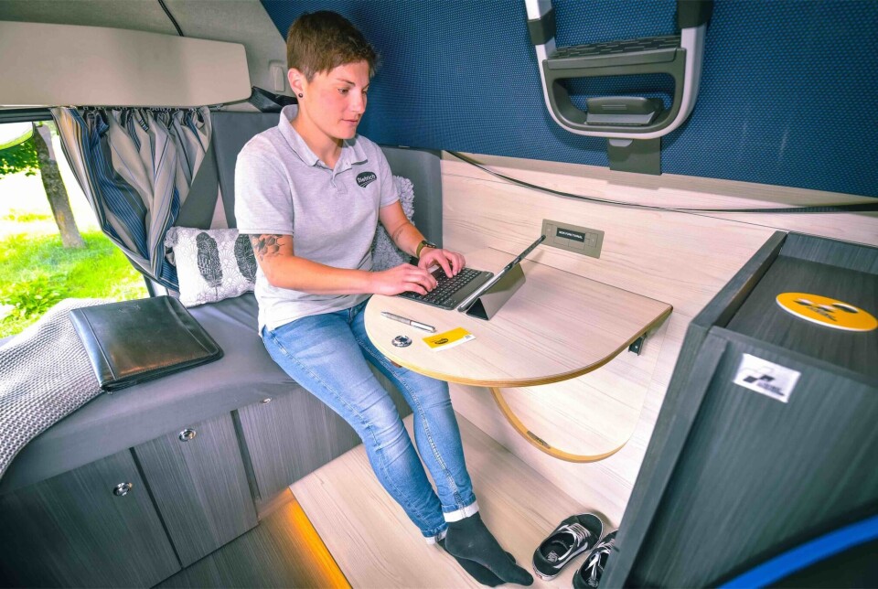 KLAFFEBORD: Klaffen kan blant annet brukes som spisebord og arbeidsbord. En liten ulempe er det muligens at skuffen med kjølige mat- og drikkevarer er plassert der sjåføren skal sitte ved bordet.