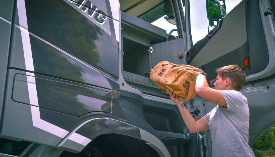 HØYRE SIDE: Høyre dør fungerer som vanlig, og her kan man benytte seg av skapplass.