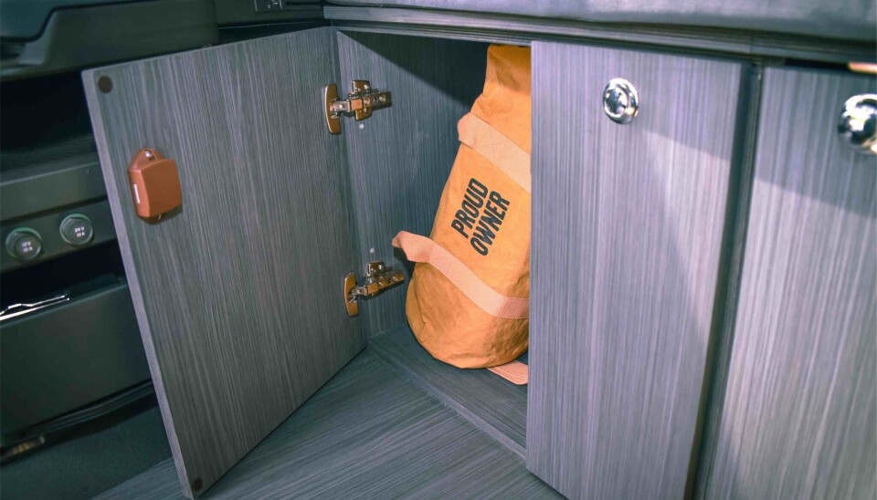 SKAP: Skap plassert ved høyre dør.