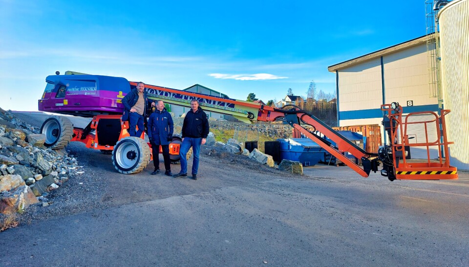 NYKOMMEREN: Trioen (fra v.) Henrik Sandvik, Espen Bardoff og Karl Oskar Fevik ønsker den nye JLG -670SJ bomliften velkommen til Norge. De to første maskinene gikk til Høyde Teknikk AS.