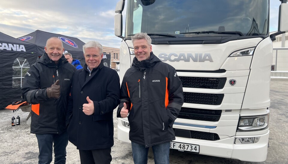 FORNØYD TRIO: Fra venstre ser vi Tore Bekken (konsernsjef i ASKO), Frode Neteland (administrerende direktør i Scania Norge) og Anders Kornelisussen (administrerende direktør i ASKO Øst).