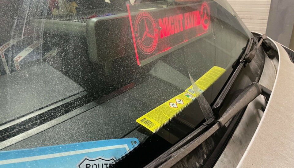 SIKTHINDER: Det røde lyset og bordet i frontruten måtte fjernes før videre kjøring.