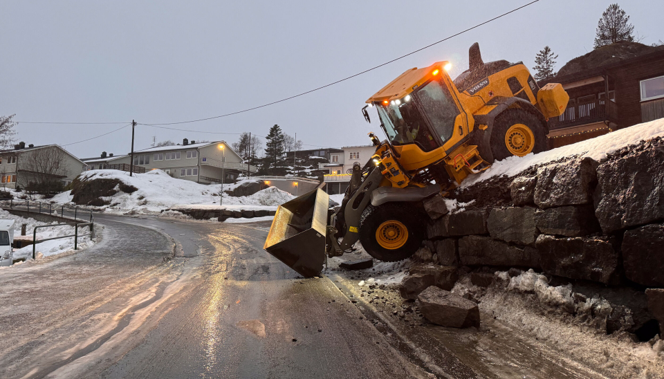 PÅ GLATTISEN: Det gikk galt da en Volvo L70H skulle strø den bratte og glatte Meyerbakken i Svolvær. Maskinføreren satt fortsatt i hytta da Bladet Vesterålens fotograf Sander Lied Edvardsen
kom til stedet.