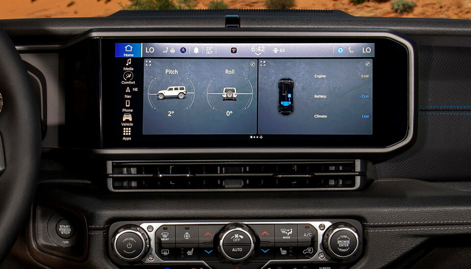 OFFROAD: Jeep Wrangler er fullblods offroad kjøretøy. Det nye infotainment systemet har mye innebygd informasjon som er praktisk under kjøring i ulendt terreng.