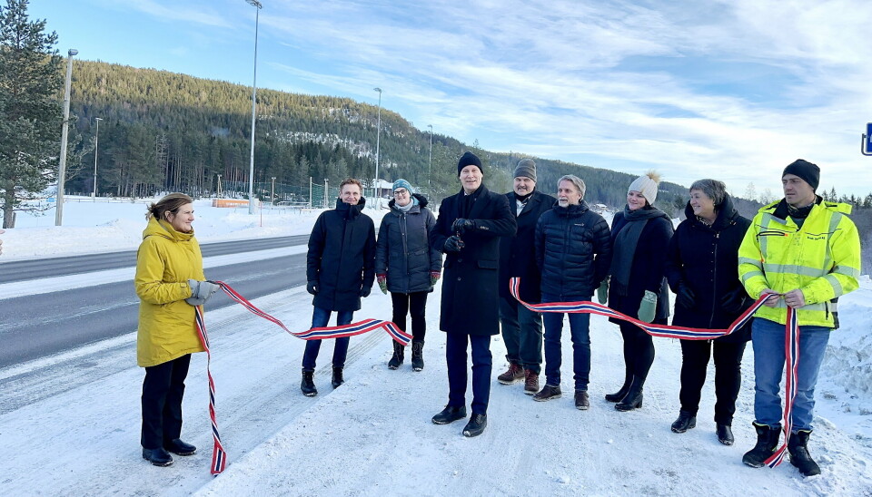 KLIPPET SNORA: Vegdirektør Dahl Hovland og prosjektleder Kenneth Dokken i Brødrene Dokken AS holdt i snora da samferdselsminister Nygård markerte åpningen av «god som ny» E16 i Valdres. Foto: Eli Ramstad, Statens vegvesen Statens vegvesen