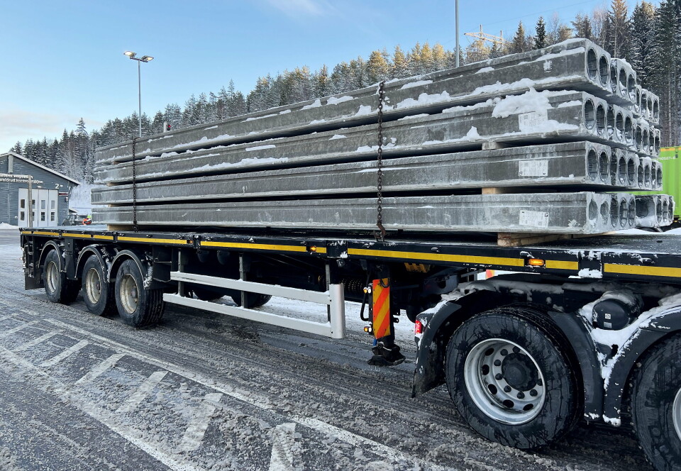 TO KJETTINGER: Det er ikke nok for å holde 25,5 tonn med betongelementer trygt sikret på planet.