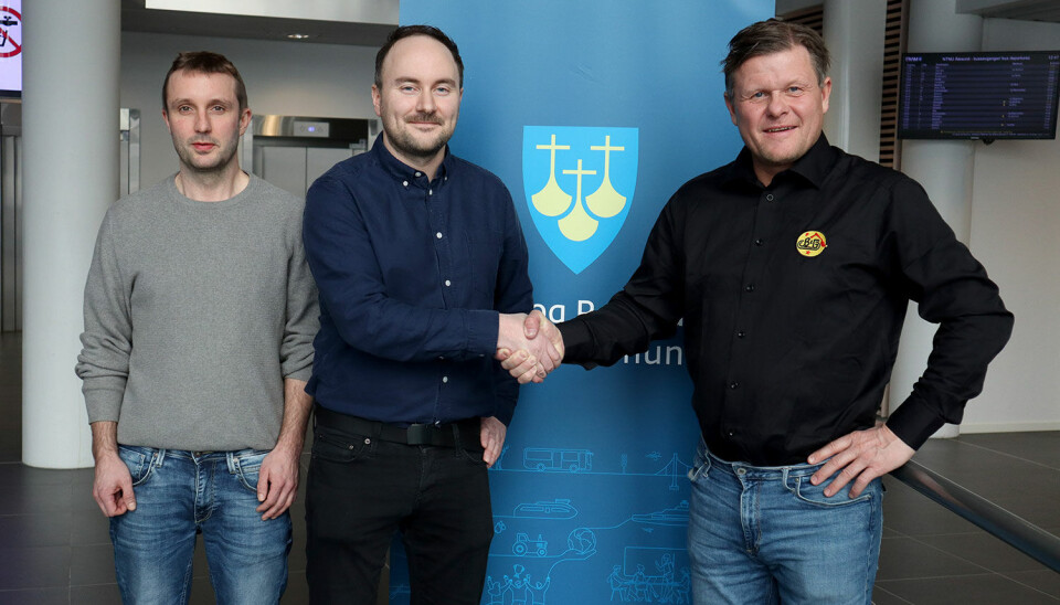 SIGNERTE: Fra venstre: Bjørn Sunde, byggeleder Møre og Romsdal Fylkeskommune, Torbjørn Vatnehol, prosjektleder Møre og Romsdal fylkeskommune, Geir Nesland Nilsen, daglig leder i Bertelsen & Garpestad