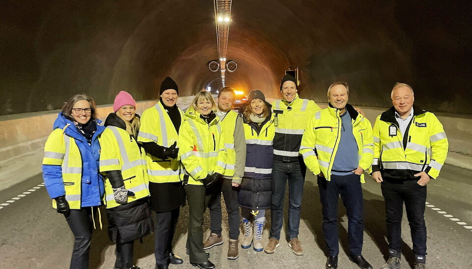 Det var mange som gledet seg over at tunnelen gjennom E6 Kvænangsfjellet er åpnet for trafikk, og man slipper å trafikkere det mest vinterutsatte strekket over Kvåmangsfjellet. Fra venstre: Hilde Nyvoll (ordfører i Nordreisa), Kristina Torbergsen (fylkesordfører Troms), Jon-Ivar Nygård (samferdselsminister), Anette Annesland (administrerende direktør Nye Veier), Kai Petter Johansen (ordfører Kvænangen kommune), Mari Siljebråten (leder hovedutvalg for samferdsel i Troms fylkeskommune), Espen Almlid (utbyggingsdirektør Nye Veier), Lars Bjørgård (prosjektsjef Nye Veier) og Frode Nilsen (konserndirektør Leonhard Nilsen og Sønner)
