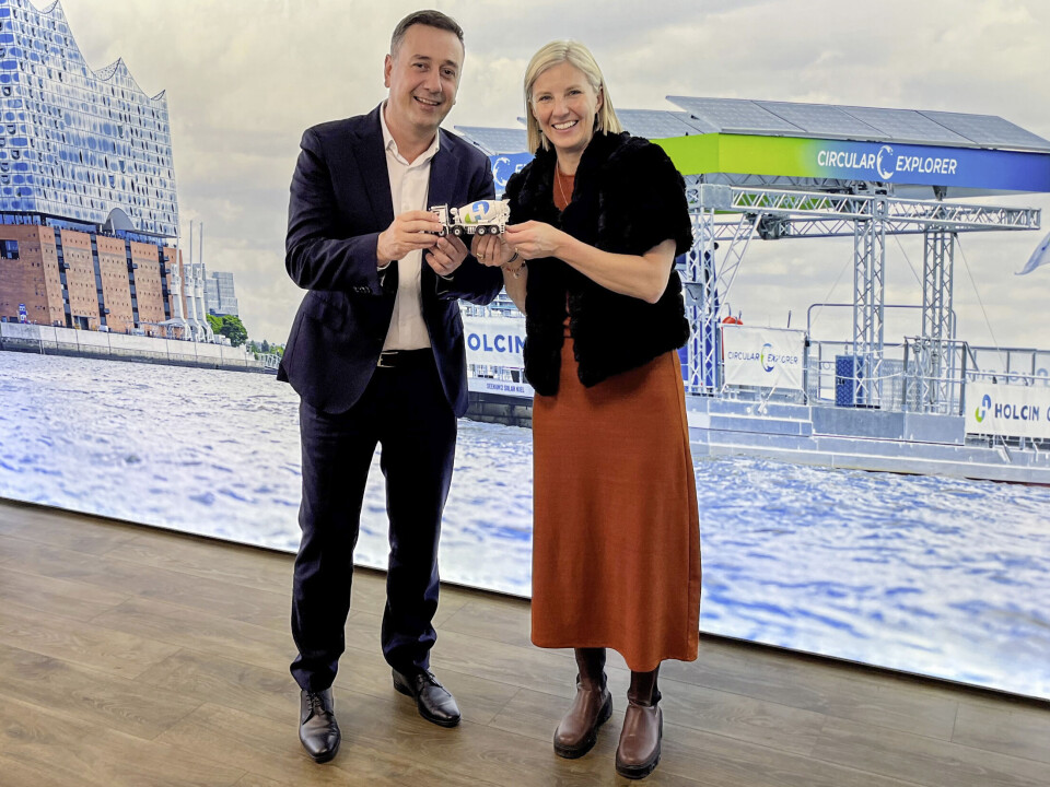 FEIRER: Karin Rådström, administrerende direktør i Mercedes-Benz Trucks og Miljan Gutovic, regionleder for Europa hos Holcim med en modell av en betongbil for å stadfeste avtalen mellom selskapene.