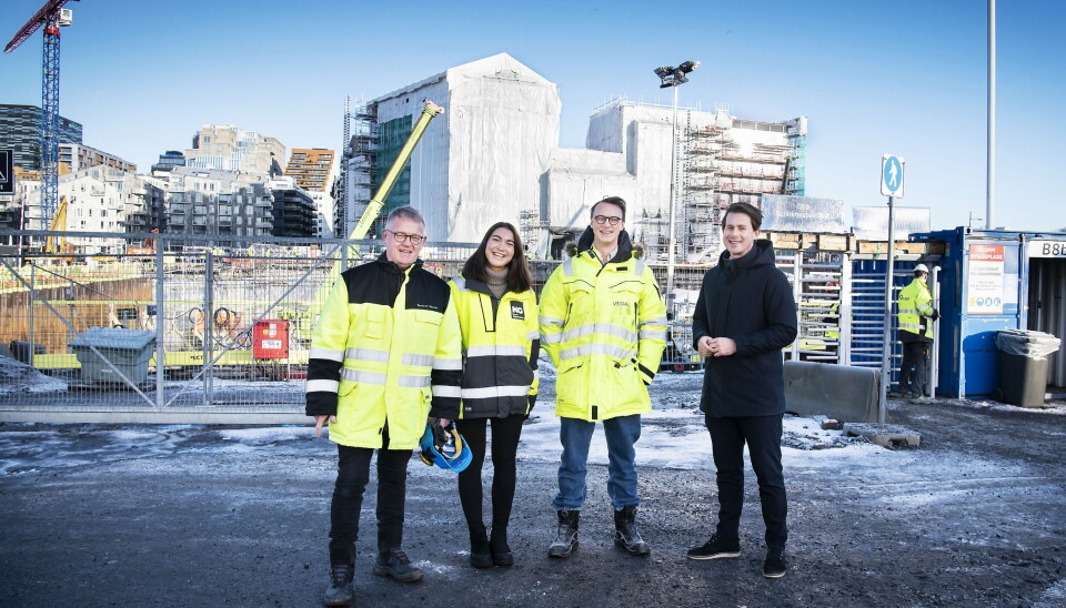 TIDLIGERE VINNERE: I 2023 ble Vedal og Clemenskvartalet kåret til vinnerne av Plastcupen 2022. Øystein Olav Ylvisåker fra OSU, Charlotte Koritzinsky Luisa fra Norsk Gjenvinning, Kristian Haug i Vedal prosjekt og Are Magnus Adolfsen i Plastretur. Foto: Katrine Lunke/Apeland