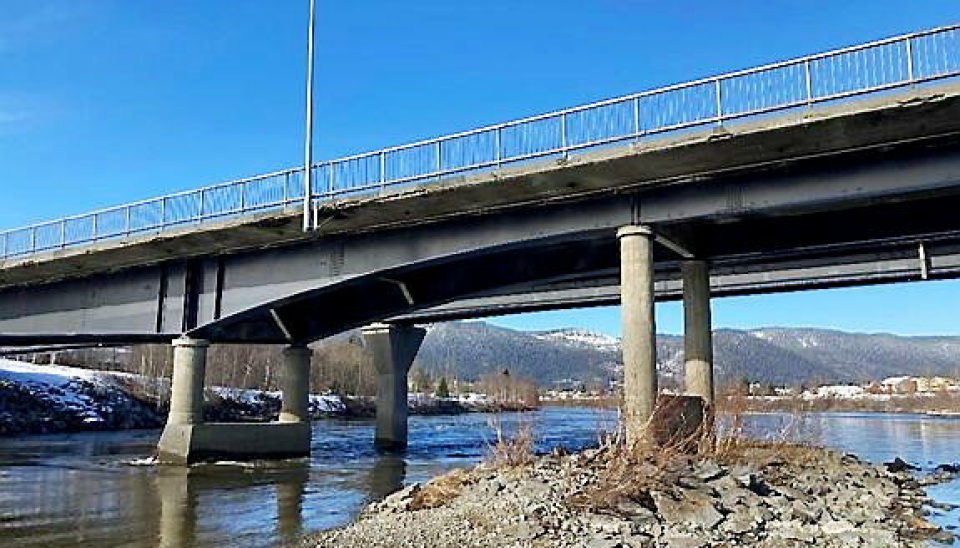 SETNINGSSKADER: Det er på et sted ikke kontakt mellom pilartoppen og brubjelken.
