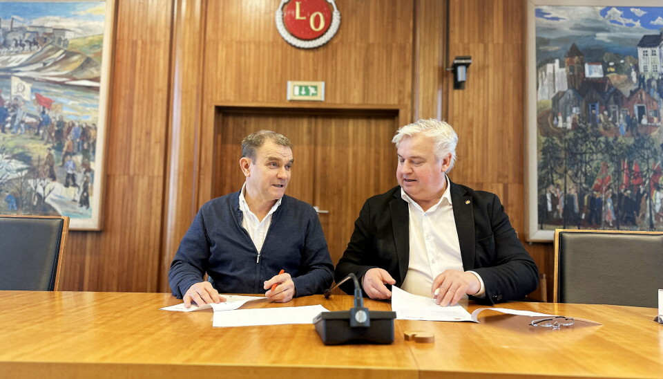 Statens vegvesen og LO skal samarbeide for å forebygge arbeidslivskriminalitet i anleggsbransjen. Anleggssekretær Olav Strand Nilsen i LO og utbyggingsdirektør Kjell Inge Davik signerte avtalen på Youngstorget tirsdag. - Det er viktig for Vegvesenet ha fokus på useriøs og kriminal aktivitet i våre vegprosjekt. Nå styrker vi dette arbeidet, sier Davik.