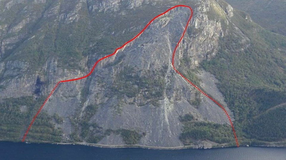 USTABILT: Det er fjell fra partiet innenfor den røde streken som Norges vassdrags- og energidirektorat (NVE) er redd skal rase ut i vannet.