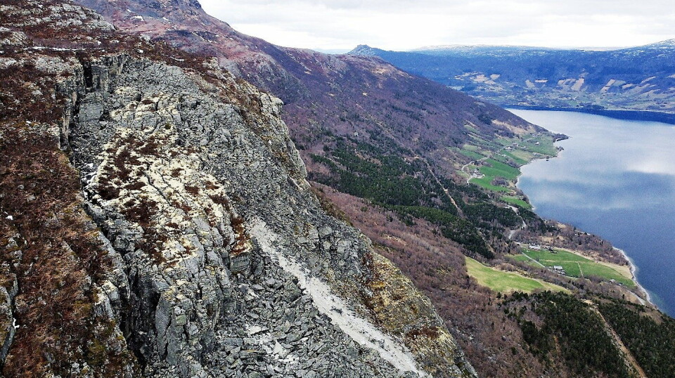 BEBYGGELSE: Skutshorn sett fra vest med Vangsmjøse og deler av kommunesenteret i Vang i bakgrunnen. Foto: Gustav Pless / NVE