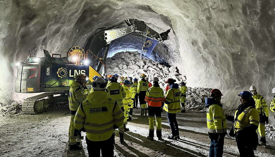 SER LYSET: Etter siste salve titter det frem lys bak steinmassene.