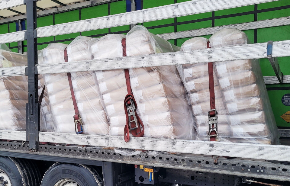 SVINESUND: Polsk vogntog ble stoppet på Svinesund med manglende lastsikring.