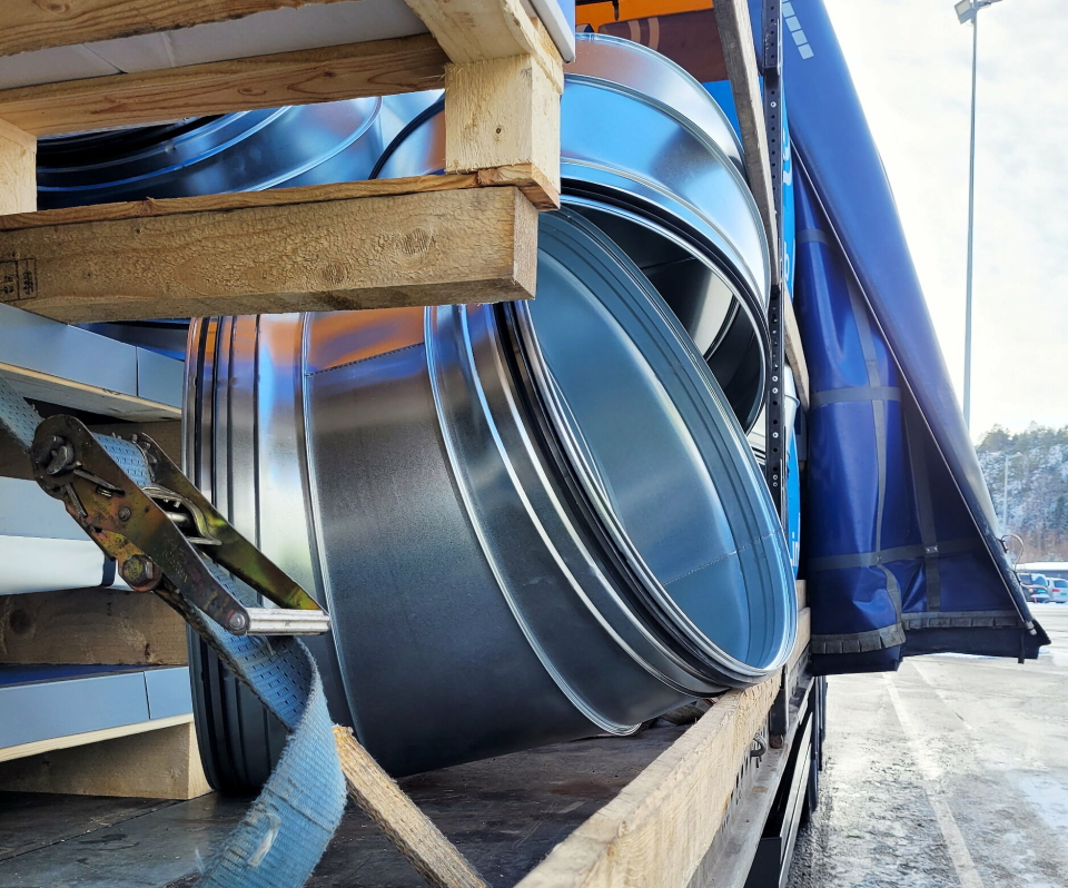 BLE FOR BRED: Et polsk vogntog stoppet på Svinesund, der trekkbilen var for tung. I tillegg var det manglende lastsikring og lasten hadde flyttet seg.