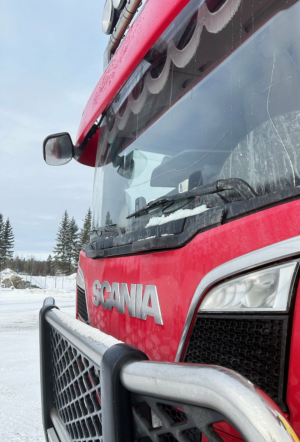 SPREKT FRONTRUTE: Svensk vogntog stoppet på Ørje med store sprekker i frontrute og han hadde også et stort bord i frontruta. Manglet også løyve.