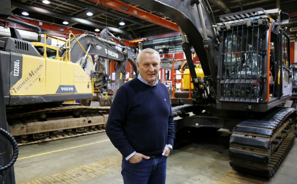 VIL NÅ UT: Volvo Maskin-sjefen Arne Knaben i verkstedet til Volvo Maskin på Mastemyr. Nå håper han også kvinner søker på den kommende toppjobben i Volvo Maskin AS som til høsten flytter inn i splitter nytt hovedkvarter like ved Drøbak.