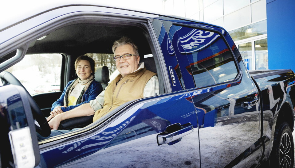 FORD F-150 LIGHTNING: Dag Ødegaard og kona Angela Taliaferro er de første som Ford overrakte nye F-150 Lightning i Norge til.