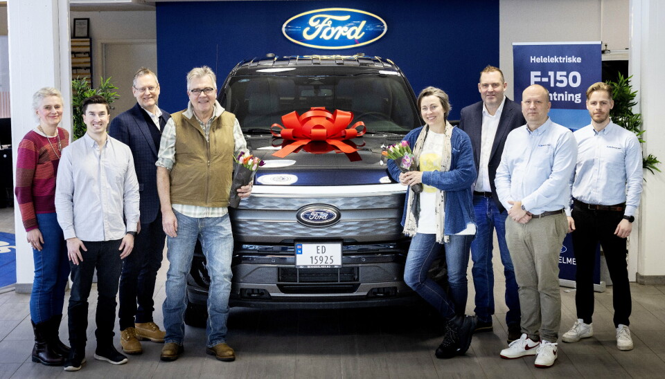 FØRSTE I NORGE: Fv. ser vi PR-direktør i Ford Motor Norge (FMN), Anne Sønsteby, distriktssjef i FMN, Mads Pedersen, Adm.dir FMN, Per Gunnar Berg, kunde Dag Ødegaard og Angela Taliaferro, adm.dir RøhneSelmer (RS), Kjetil Hagestande, selger RS, Lars Koppang, plassjef Fredrik Simensen, RS Asker & Bærum