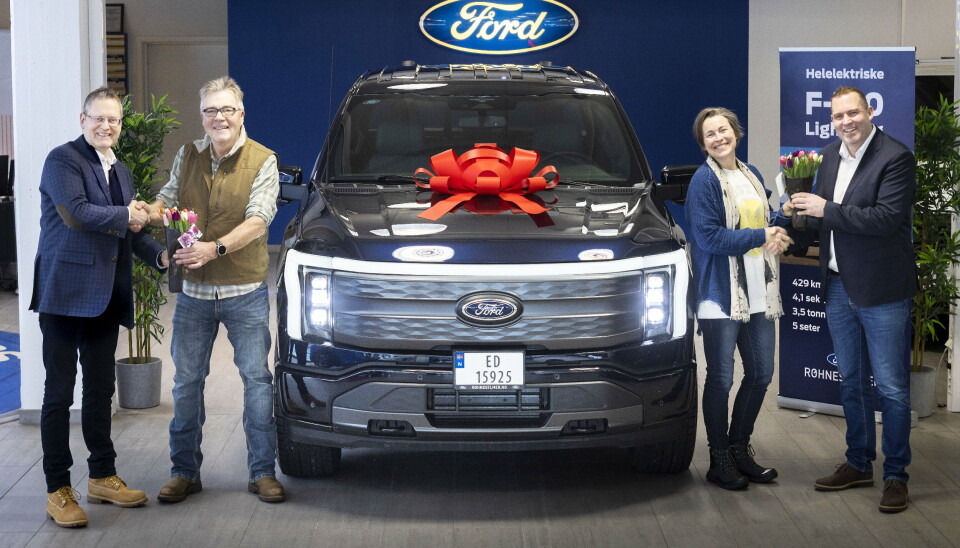 OVERLEVERING: Fra venstre ser vi Per Gunnar Berg, adm.dir, Ford Motor Norge, F-150 LIghtning eier, Dag Ødegaard og kona Angela Taliaferro og adm.dir RøhneSelmer, Kjetil Hagestande.