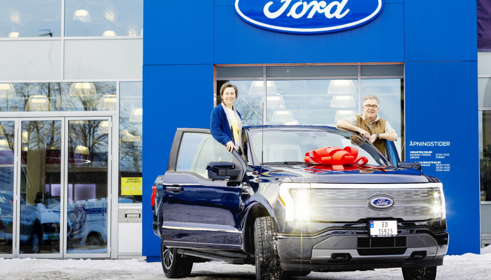 F-150 LIGHTNING: Dag Ødegaard og kona Angela Taliaferro er de første som Ford overrakte nye F-150 Lightning i Norge til.