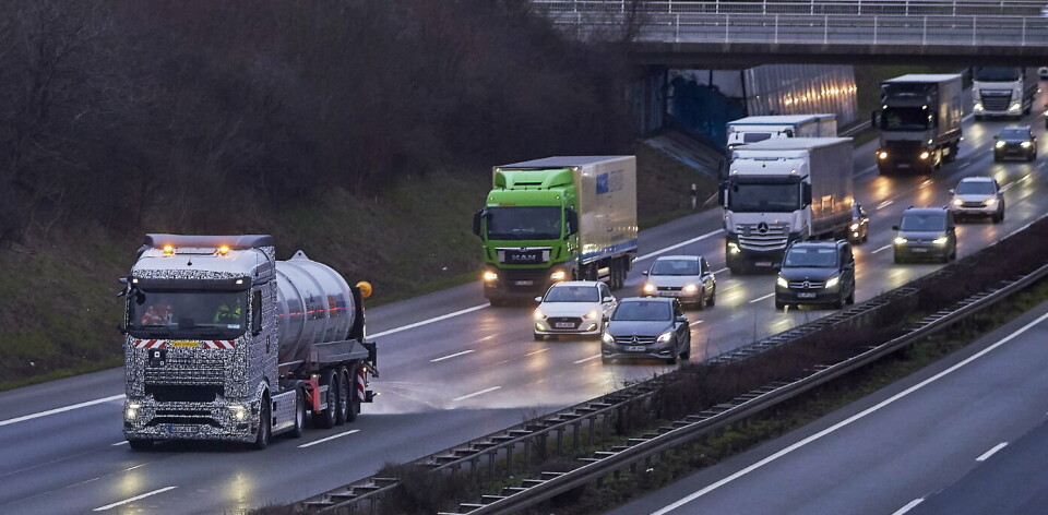 ELEKTRISK: eActros 600 med en spreder semi fra Epoke har blitt testet på Autobahn. Den kan spre lake i inntil 12 meters bredde.