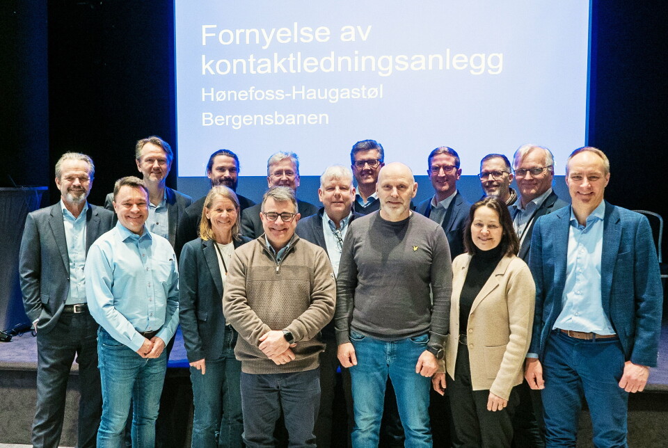 SIGNERTE KONTRAKTER: To kontrakter og fire samarbeidspartnere: Arbeidet med nytt kontaktledningsanlegg i Hallingdal, er inndelt i to kontrakter. NRC Norge AS og Nettpartner AS har etablert et eget joint venture-selskap (Bergensbanen JV ANS) for strekningen Hønefoss-Nesbyen. Baneservice AS tar hånd om strekningen Nesbyen-Haugastøl. Fornøyde representanter fra byggherre og entreprenører, var naturligvis hjertelig tilstede da kontraktene ble signert i Oslo 14. februar.