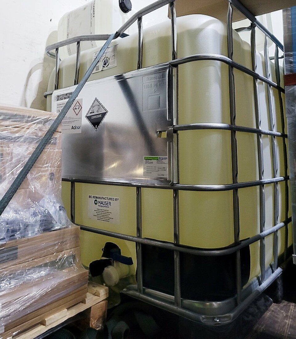 1000 LITER: Denne tanken med 1000 liter svovelsyre ble funnet i en umerket stykkgods-transport, noe som førte til anmeldelse.