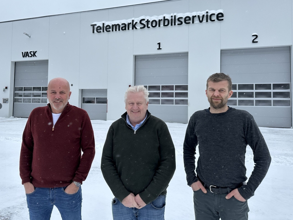 AVTALE: Fra venstre er Jack Larsen (servicemarkedssjef Volmax Grenland), Espen Martinsen (adm. direktør Telemark Bilruter) og Einar Krossbakken (teknisk sjef Telemark Storbilservice).