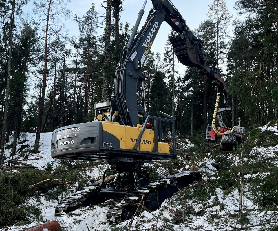 ALLTID I VATER: Kim Aril Felle jobber mye i skogen og i ulendt terreng. Dette understellet gjør at han alltid kan stå i vater når han jobber.