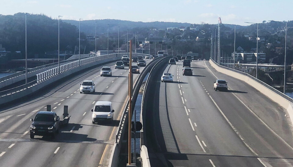 Fugene på E18 Varoddbrua er fra 1994 Statens vegvesen vil skifte dette på begge sider av E18 Varoddbrua høsten 2024.