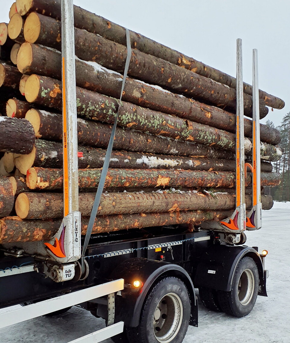 Tømmeret på hengeren var heller ikke forsvarlig sikret.