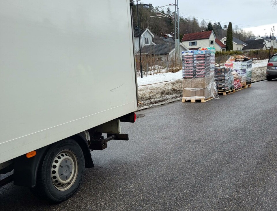 LOSSET: Det måtte losses mye før bilen kunne fortsette ferden.