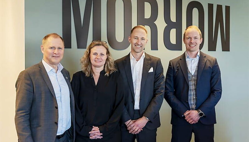 SNART PRØVEPRODUKSJON: Morrow Batteries skal snart i gang med produksjon av batterier til kjøretøy. Stena Recycling skal håndtere avfallet fra produksjonen. Her fra selskapenes avtale, fra venstre: Lars Christian Bacher (adm. direktør Morrow), Stina Torjesen (direktør bærekraft Morrow), Christian Lian (COO Stena Recycling Norge) og Marcus Martinsson (Product Area Manager Batteries hos Stena Recycling Group).