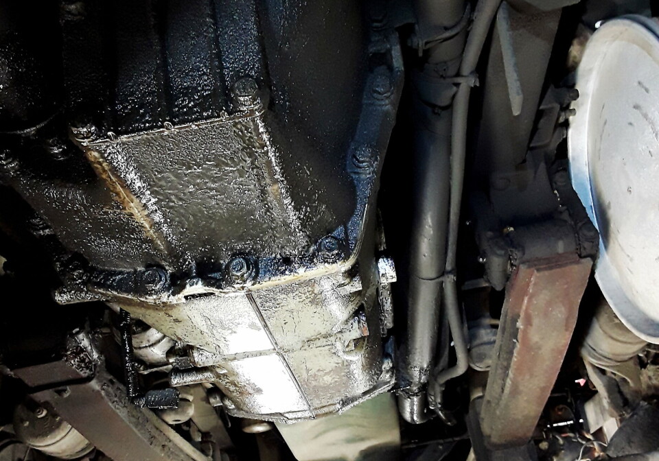 OLJELEKKASJE: Ikke helt innafor at motor og gearkasse lekker olje rette etter godkjent EU-kontroll.