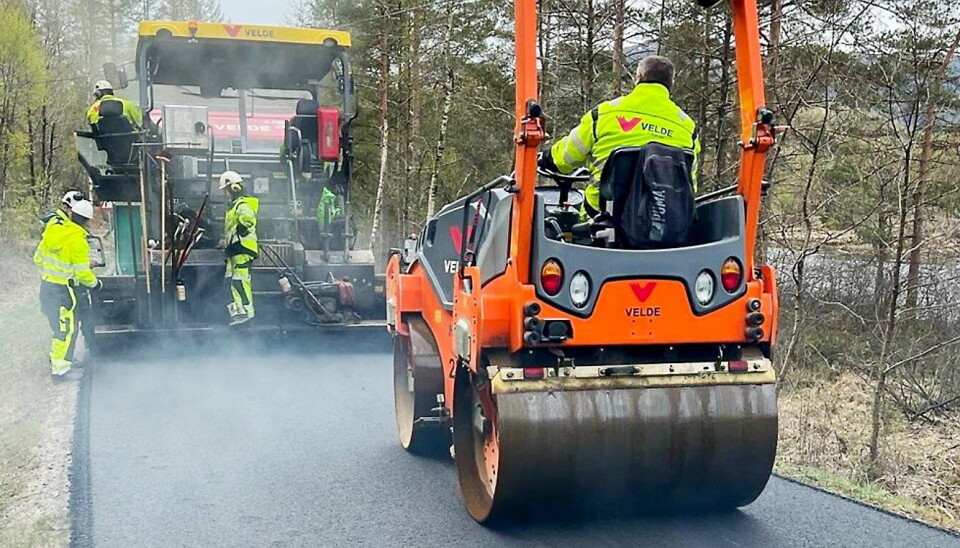 ETTERSLEP: Det er mye etterslep på veivedlikeholdet i Rogaland. Arkivfoto fra asfalteringsarbeid i fylket.