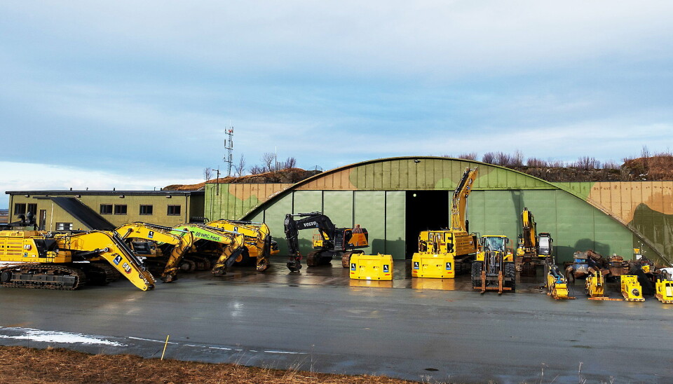 BODØ LUFTHAVN: På plass i Bodø er nå ni utleiemaskiner fra Agder Rental i tillegg til utstyr fra NRC Kept. Det skal snart i gang med et omfattende rivingsarbeid på flyplassen i Bodø. Maskinene er leid ut til NRC Kept som skal utføre rivingen for Ny Lufthavn Bodø.