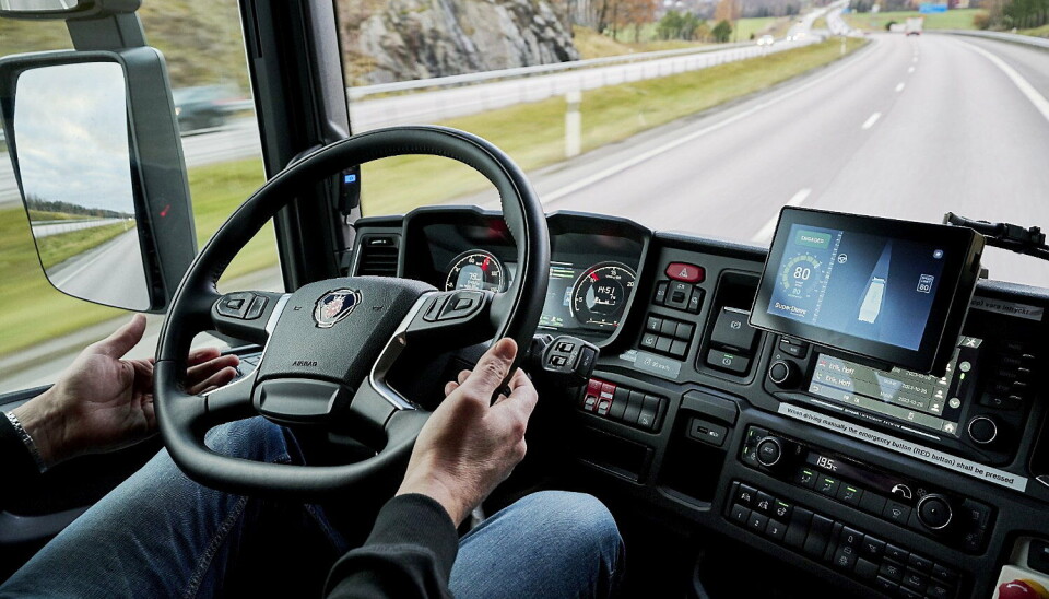 SIKKERHET: Som en sikkerhet gjennomføres de fleste testene med autonome lastebiler med en sikkerhetssjåfør bak rattet.