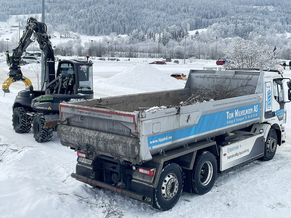 HYDROGEN: For å lade settes det opp ett hydrogendrevet aggregat som sørger for strøm til kjøretøyene.