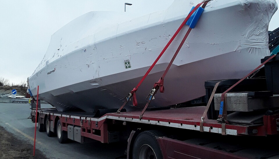 BRED: Båten var 3,25 meter bred og sjåføren manglet det meste av kunnskap rundt bred last regler i Norge.